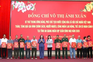 Phó Chủ tịch nước Võ Thị Ánh Xuân và bà Trần Thị Thanh Hương, Phó Bí thư Tỉnh ủy, Trưởng Đoàn Đại biểu Quốc hội tỉnh, Chủ tịch Ủy ban MTTQ Việt Nam tỉnh, tặng quà các hộ gia đình chính sách.