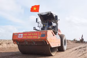 Không khí lao động khẩn trương trên công trường cao tốc Cần Thơ - Cà Mau.