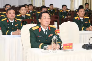 Theo dõi truyền hình trực tiếp buổi lễ là nguồn động viên tinh thần cho cán bộ, chiến sĩ lực lượng vũ trang tỉnh An Giang. (Ảnh: Phương Vũ)