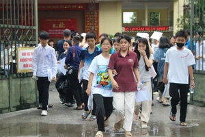 Thí sinh kết thúc thi môn Ngữ văn và Toán vào lớp 10 Trường THPT chuyên Hà Tĩnh.