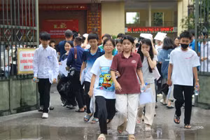 Thí sinh kết thúc thi môn Ngữ văn và Toán vào lớp 10 Trường THPT chuyên Hà Tĩnh.