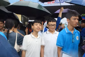 Thí sinh rời hội đồng Trường THPT chuyên Hà Tĩnh sau 150 phút làm bài. 