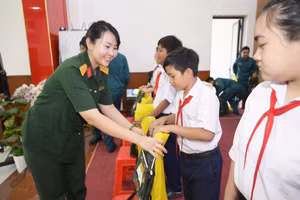 Đại diện Hội Phụ nữ cơ quan Bộ CHQS tỉnh An Giang trao quà cho học sinh có hoàn cảnh khó khăn vươn lên học giỏi.
