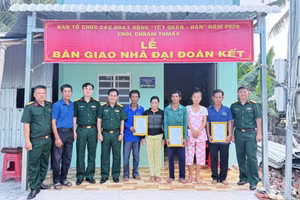 Lễ bàn giao nhà “Đại đoàn kết” cho các hộ gia đình có hoàn cảnh khó khăn tại An Giang.