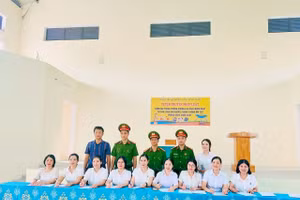 Thầy cô nêu gương xây dựng trường học không khói thuốc.