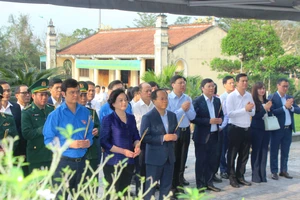 Lãnh đạo Đảng, Nhà nước dâng hương tại Khu tưởng niệm Anh hùng liệt sĩ Lý Tự Trọng.