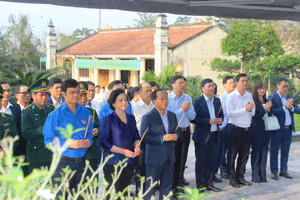 Lãnh đạo Đảng, Nhà nước dâng hương tại Khu tưởng niệm Anh hùng liệt sĩ Lý Tự Trọng.