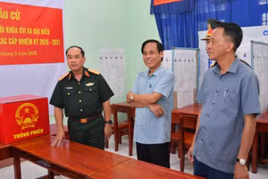 Thiếu tướng Nguyễn Văn Ngành, Chỉ huy trưởng Bộ Chỉ huy Quân sự tỉnh An Giang, kiểm tra trực tiếp công tác chuẩn bị bầu cử tại các điểm bầu cử trên địa bàn xã Vĩnh Xương.