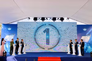 Các đại biểu tham dự nhấn nút khởi động ứng dụng i-HaTinh.