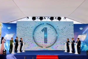 Các đại biểu tham dự nhấn nút khởi động ứng dụng i-HaTinh.