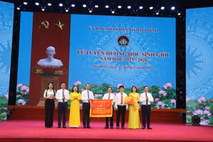 Lãnh đạo tỉnh Hà Tĩnh trao Cờ thi đua của Bộ Giáo dục và Đào tạo năm học 2024-2025 cho Sở GD&ĐT Hà Tĩnh.