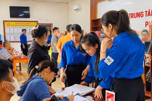 Học sinh Trường THPT Hồng Lĩnh hỗ trợ người dân đến làm việc tại Trung tâm phục vụ hành chính công phường Bắc Hồng Lĩnh (Hà Tĩnh).