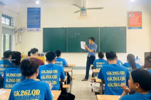 Học sinh Trường THPT Lê Quý Đôn (Hà Tĩnh) ký cam kết thực hiện nghiêm quy chế, không sử dụng thiết bị công nghệ cao để gian lận trong kỳ thi.