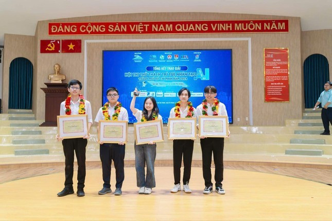 Đội "TycheVid" - Trường Đại học Công nghệ Thông tin (Đại học Quốc gia TPHCM) giành giải Nhất bảng A. Đội "TycheVid" - Trường Đại học Công nghệ Thông tin (Đại học Quốc gia TPHCM) giành giải Nhất bảng A.