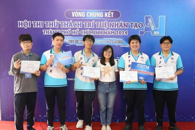 Đội "FriedPotatoes" - Trường Phổ thông Năng khiếu (Đại học Quốc gia TPHCM) giành giải Nhất bảng B. Đội "FriedPotatoes" - Trường Phổ thông Năng khiếu (Đại học Quốc gia TPHCM) giành giải Nhất bảng B.