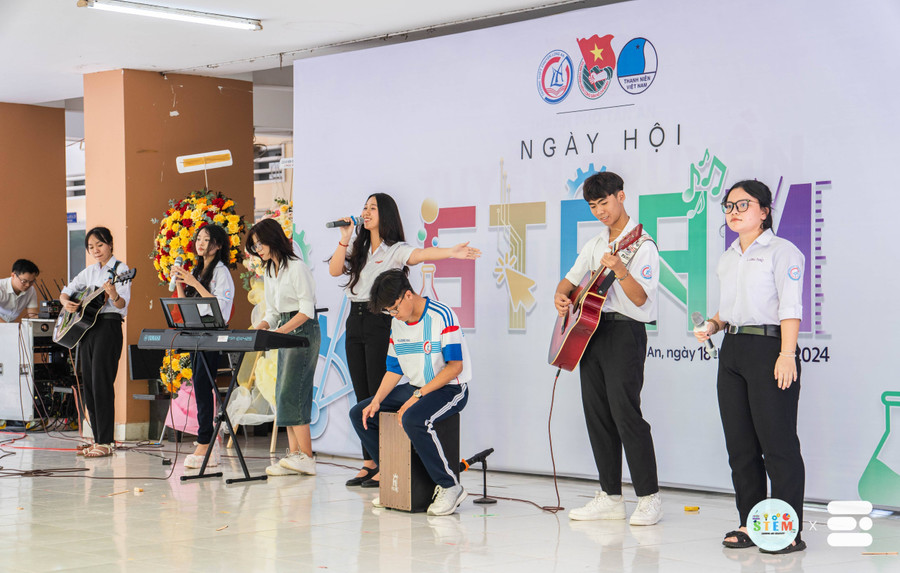 Hoạt động nghệ thuật của học sinh tại Trường THPT chuyên Trần Văn Giàu. Ảnh: NTCC. img-5895-original.jpg