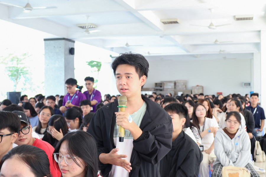 Sinh viên trao đổi tại chương trình. Ảnh: HCMULAW.