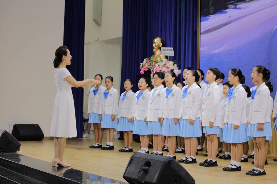 Dàn hợp xướng Thanh thiếu niên Hàn Quốc tại TPHCM trình bày liên khúc "Xin hãy ôm tôi thật chặt”, “Ngôi sao”, và "Thế giới tươi đẹp” tại lễ khai mạc. Ảnh: Lý Nguyên. 