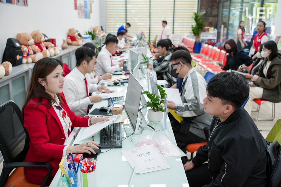 ជាពិសេស សាកលវិទ្យាល័យសេដ្ឋកិច្ច និងហិរញ្ញវត្ថុ ទីក្រុងហូជីមិញ ផ្តល់ការបញ្ចុះតម្លៃ ៥លានដុង លើថ្លៃសិក្សានៅឆមាសទី១ សម្រាប់និស្សិតថ្មីដំបូងចំនួន ១០០០នាក់ ដែលបង្កើតភាពរំភើបរីករាយបន្ថែមទៀតសម្រាប់ថ្ងៃដំបូងនៃការចូលបន្ទប់បង្រៀន។ រូបថត៖ យូអេហ្វ។ 535837100-1123319643231552-7397248399860104030-n.jpg