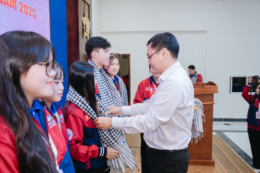 Ông Trương Minh Tước Nguyên - Phó Bí thư Thường trực, Chủ nhiệm Ủy ban kiểm tra Thành Đoàn trao khăn rằn cho các chiến sĩ. dtk04731-min.jpg
