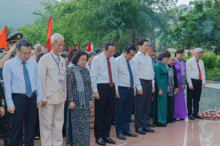 Đoàn lãnh đạo TPHCM tưởng niệm các anh hùng liệt sĩ tại Nghĩa trang Hàng Keo (Đặc khu Côn Đảo). 82d2325f-ecb6-441f-9fc2-4cf10cf5adca.jpg