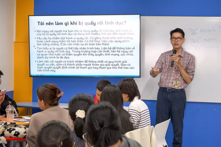 ThS Lương Thế Huy - Giảng viên Bộ môn Giáo dục Khai phóng trao đổi tại workshop. Ảnh: UMT. 