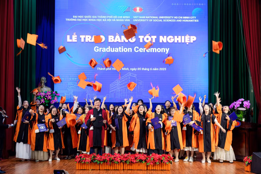 Lễ trao bằng tốt nghiệp tháng 6/2025 của Trường Đại học Khoa học Xã hội và Nhân văn (Đại học Quốc gia TPHCM). Ảnh: HCMUSSH.
