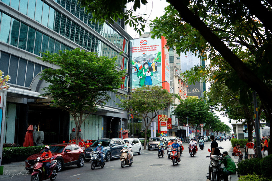 Đường phố TPHCM kỷ niệm 50 năm Ngày Giải phóng miền Nam, thống nhất đất nước. Ảnh: Duy Anh. 516970277-24807078492212309-7312362558430504681-n.jpg