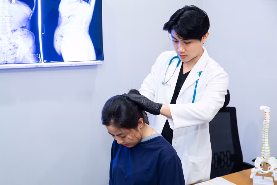 Ca bệnh về lưng và cột sống nhiều hơn ở GenZ. Ảnh: T.M.