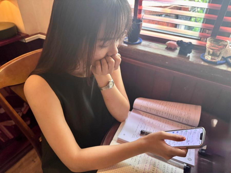 Sinh viên lo âu tính toán chi tiêu sau mỗi tháng. Ảnh minh họa: T.L.