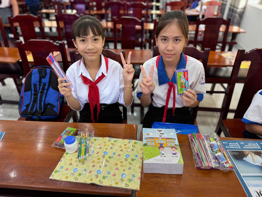Những phần quà thiết thực được trao cho các em học sinh trước thềm năm học mới. 