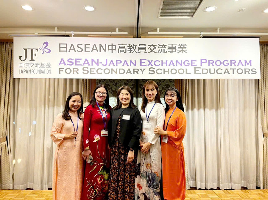 Cô Nhung (ngoài cùng bên phải) tham dự chương trình trao đổi giáo viên trung học ASEAN - Nhật Bản tại Tokyo và Tokushima (Nhật Bản). Chương trình tập trung vào giáo dục các mục tiêu phát triển bền vững (SDGs) và giao lưu văn hóa. Ảnh: NVCC. anh-4-cmt8.jpg