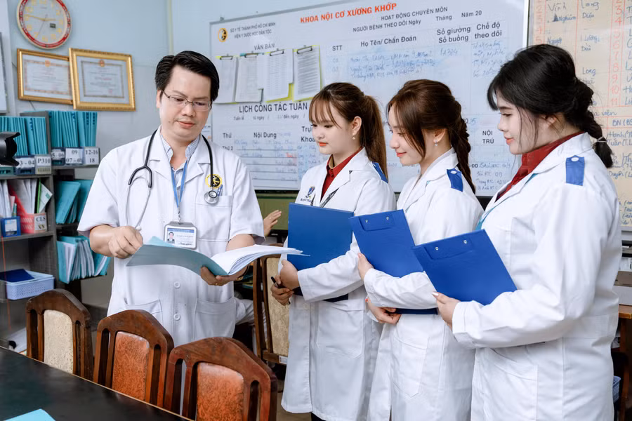 Sinh viên ngành Y trong giờ học. Ảnh: NTTU. 