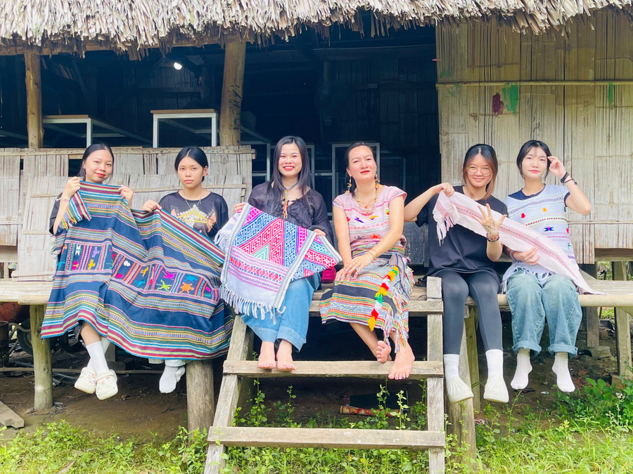 TS Vũ Huyền Trang (thứ ba từ trái qua) cùng sinh viên chụp ảnh kỷ niệm với nghệ nhân Châu Mạ. 7edfc8f5ddb254ec0da3.jpg