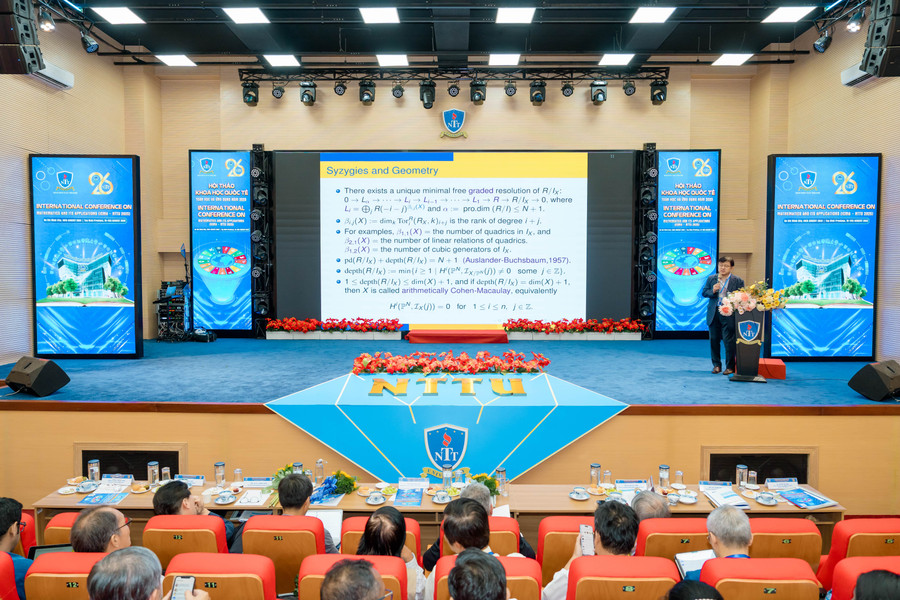 Toàn cảnh phiên hội thảo. Ảnh: NTTU. cac-bao-cao-tai-hoi-thao-khong-chi-the-hien-chieu-sau-nghien-cuu-chuyen-nganh-ma-con-gop-phan-khang-dinh-vi-the-hoc-thuat-cua-hoi-thao-tren-truong-quoc-te-4-min.jpg