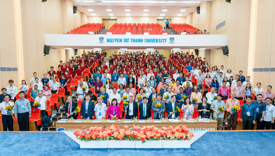 Đông đảo chuyên gia, sinh viên tham dự hội thảo. Ảnh: NTTU. nttu-ht.jpg