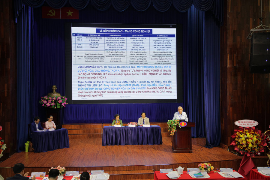 GS.TS Nguyễn Ngọc Trân - Nguyên Phó chủ nhiệm Ủy ban Đối ngoại Quốc hội báo cáo tham luận tại hội nghị. Ảnh: Lý Nguyên.