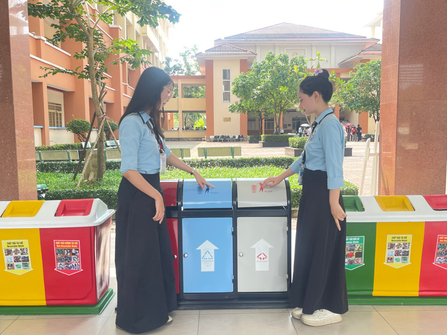 Sinh viên tìm hiểu về thùng phân loại rác. Sinh viên tìm hiểu về thùng phân loại rác.
