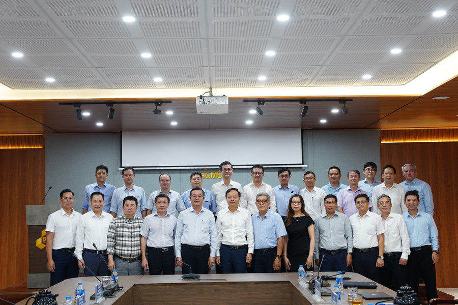 Cán bộ, Giảng viên Trường Đại học Bách khoa (Đại học Quốc gia TPHCM) chụp ảnh kỷ niệm cùng lãnh đạo Bộ GD&ĐT. Ảnh: Như Quỳnh. dsc02051.jpg