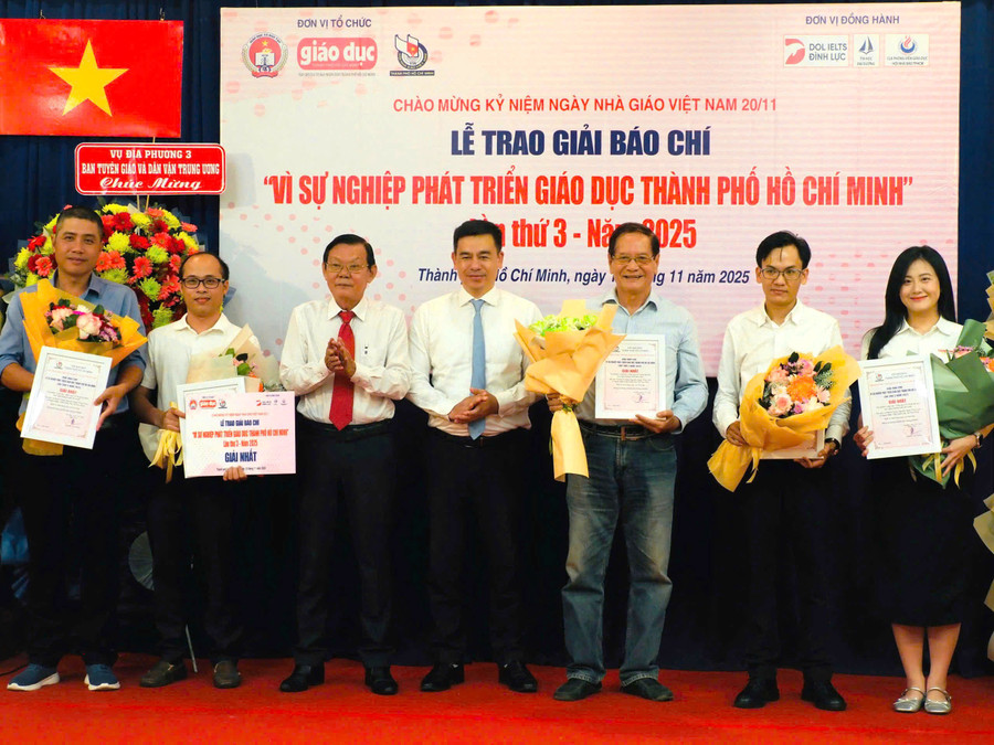 Nhóm tác giả Báo GD&TĐ giành giải Nhất cuộc thi. Ảnh: Hồ Phúc