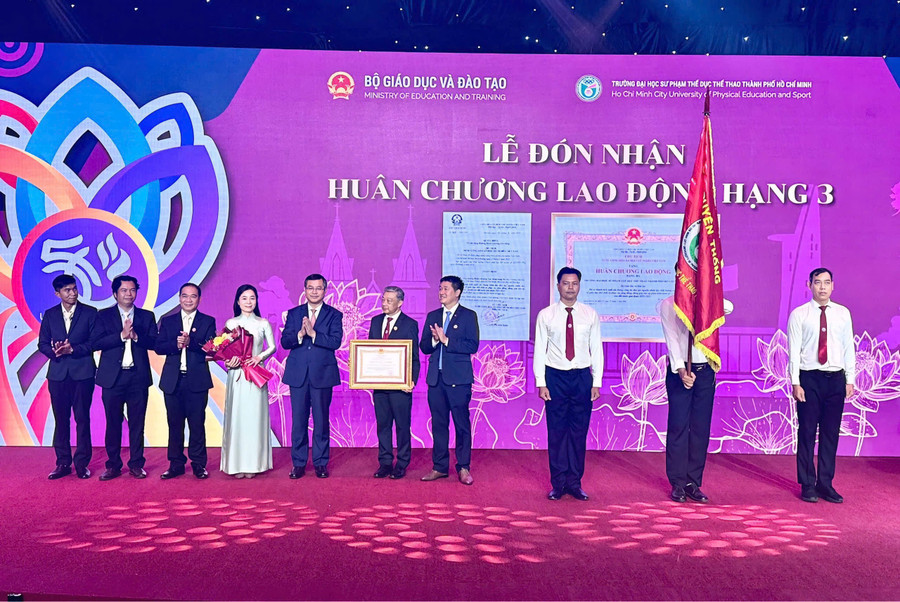 Trường Đại học Sư phạm Thể dục Thể thao TPHCM nhận Huân chương Lao động hạng Ba sáng 20/3. Ảnh: Thùy Linh. 