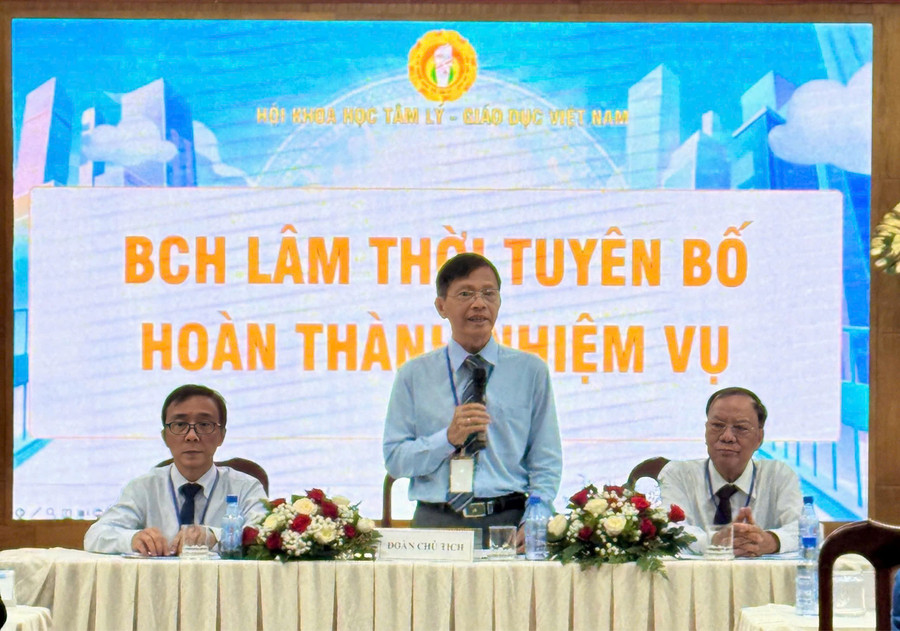 Đoàn Chủ tịch Đại hội Đại biểu lần thứ I, Hội Khoa học Tâm lý - Giáo dục TPHCM. Ảnh: Thùy Linh. 