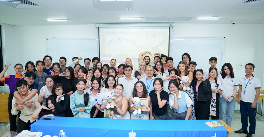 Sinh viên Trường Đại học Công Thương TPHCM giao lưu đoàn sinh viên quốc tế. Ảnh: HUIT. rsz-a7408491.jpg