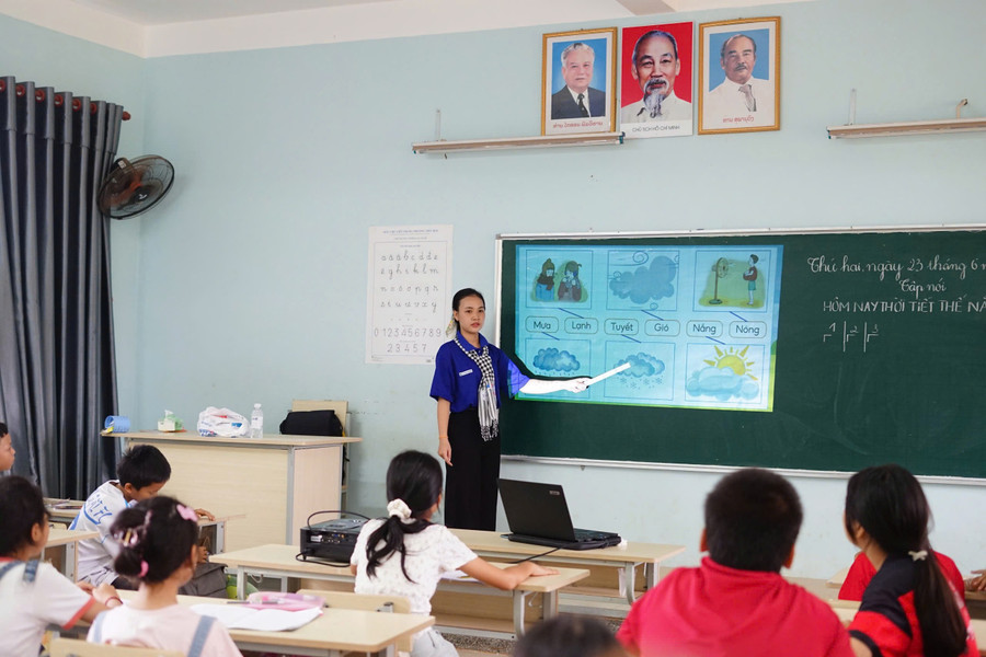 Lớp học tiếng Việt tại Trường Hữu nghị Việt Nam - Lào. Ảnh: HCMUE.