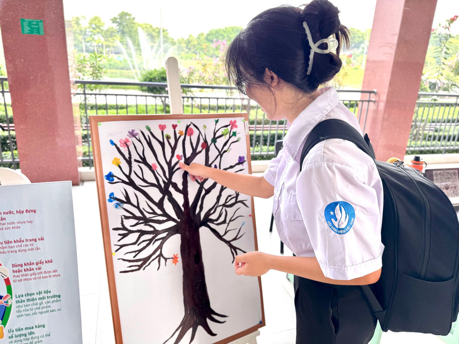Sinh viên đóng dấu tay như một lời cam kết tham gia vào hành trình sống xanh. Ảnh: T.L. img-8156.jpg