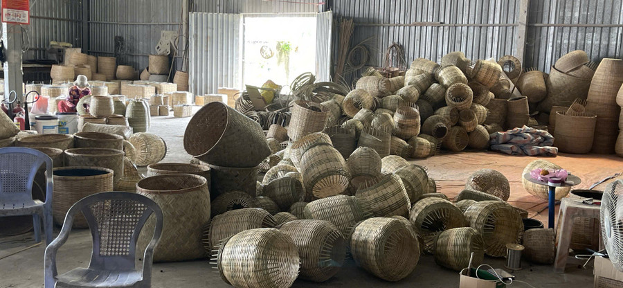 Xưởng mây tre đan của bà Lê Thị Huých - điểm sáng trong nỗ lực bảo tồn nghề và tạo việc làm cho người dân địa phương. Ảnh: H.T. 2938714622698276277.jpg