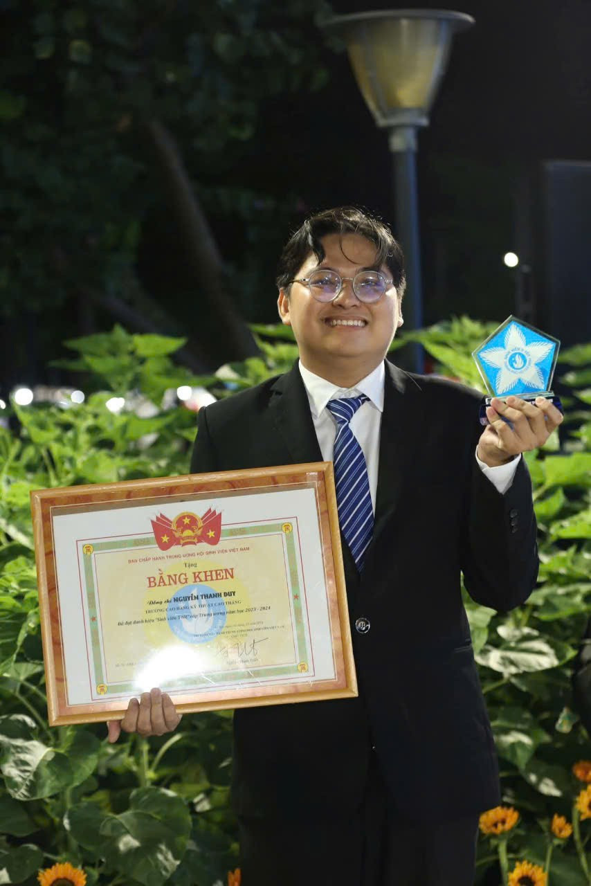 Nguyễn Thanh Duy - nguyên Uỷ viên Ban Chấp Hành Hội Sinh viên Trường Cao đẳng Cao Thắng nhận bằng khen sinh viên 5 tốt cấp Trung ương. Ảnh: NVCC. tuyen-duong-sv5t-cap-tw.jpg