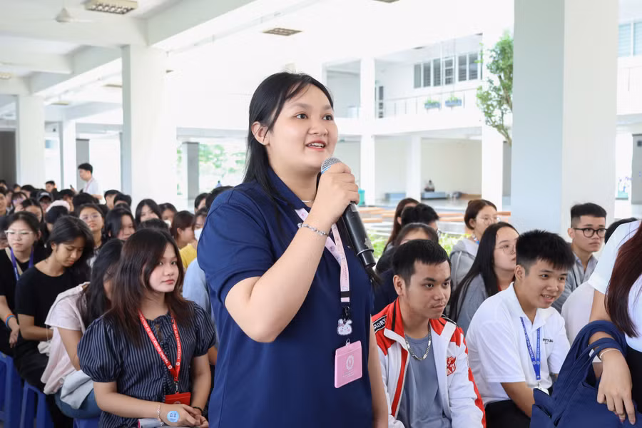 Sinh viên trao đổi tại chương trình. Ảnh: HCMULAW.