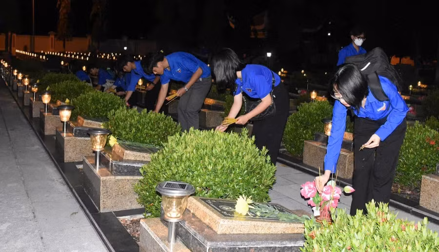 Đoàn viên thanh niên thắp hương tưởng niệm các anh hùng liệt sĩ.