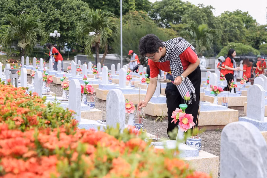 Sinh viên dâng hương tri ân tại địa bàn tỉnh Quảng Trị. Ảnh: CLB Ngọn lửa tuổi 20. 